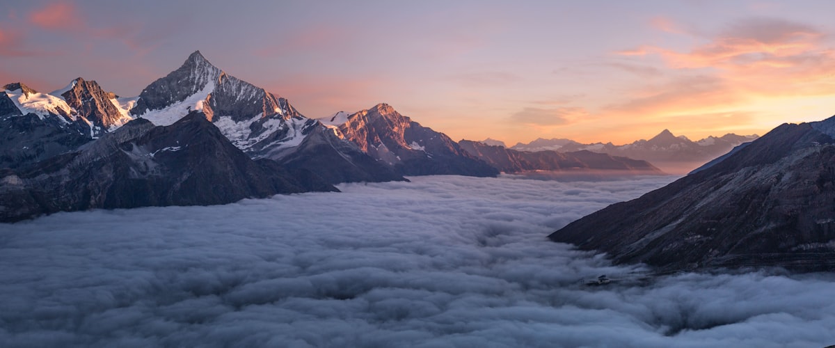 奇幻山脉世界场景 - 展示游戏中的巍峨雪山、浮空岛屿与奇幻生物栖息地