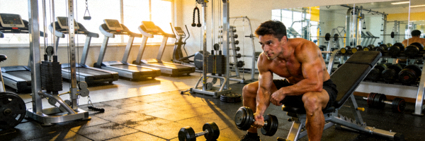 健身者在设施齐全的健身房内进行力量训练