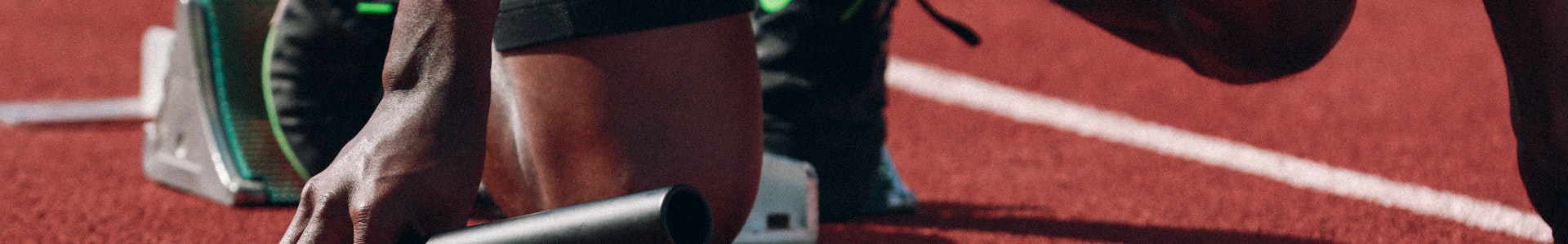 运动员在赛场上高速冲刺的动感画面，带有橙色速度轨迹线条