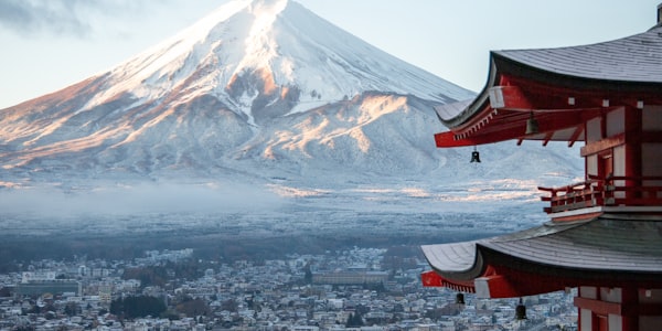 现代化室内篮球场馆，场地明亮整洁，可供预约