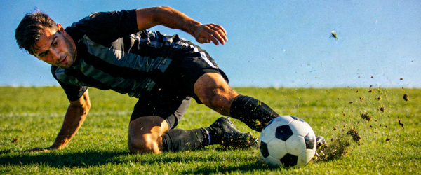 足球运动员在绿茵场上带球突破的瞬间